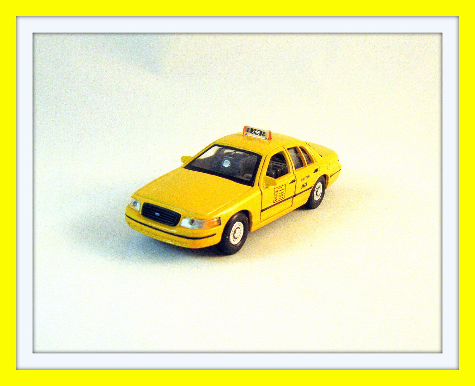 1999 FORD CROWN VICTORIA ,WELLY 1/34 YELLOW DIECAST CAR COLLECTOR&#39;S MODE... - $25.29