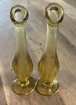 2 Vintage Honey Amber Swung Art Glass Vases Mid Century 7.25” - $278.46 MXN