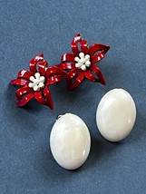 Vintage Lot of Art Signed Red &amp; White Enamel Poinsettia Like Flowers &amp; Oval Plas - £11.90 GBP