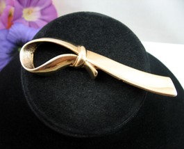 PIN RIBBON STRIP &amp; CURL Vintage  Brooch  Goldtone 3 1/2&quot; Length Made in USA - $379.54 MXN