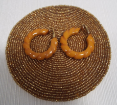 Vintage Bakelite 1 1/2&quot; Carved Butterscotch Hoop Clip Earrings Simichrome Tested - £67.93 GBP