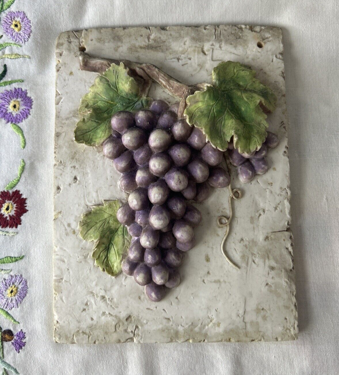 3D PURPLE CERAMIC GRAPES WALL PLAQUE STONE LOOK 8&quot;x6&quot; - $7.70