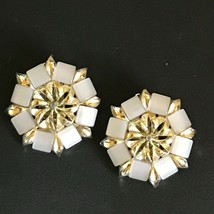 Vintage Large White Plastic Moonglow &amp; Goldtone Flower Clip Earrings – 1.25 inch - £5.36 GBP