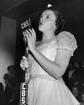 Judy Garland Singing Into Vintage Cbs Microphone 16X20 Canvas Giclee - $69.99