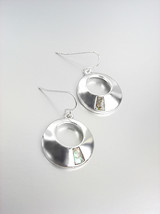 ELEGANT Silver Mother of Pearl Shell Round Petite Dangle Earrings - £8.03 GBP