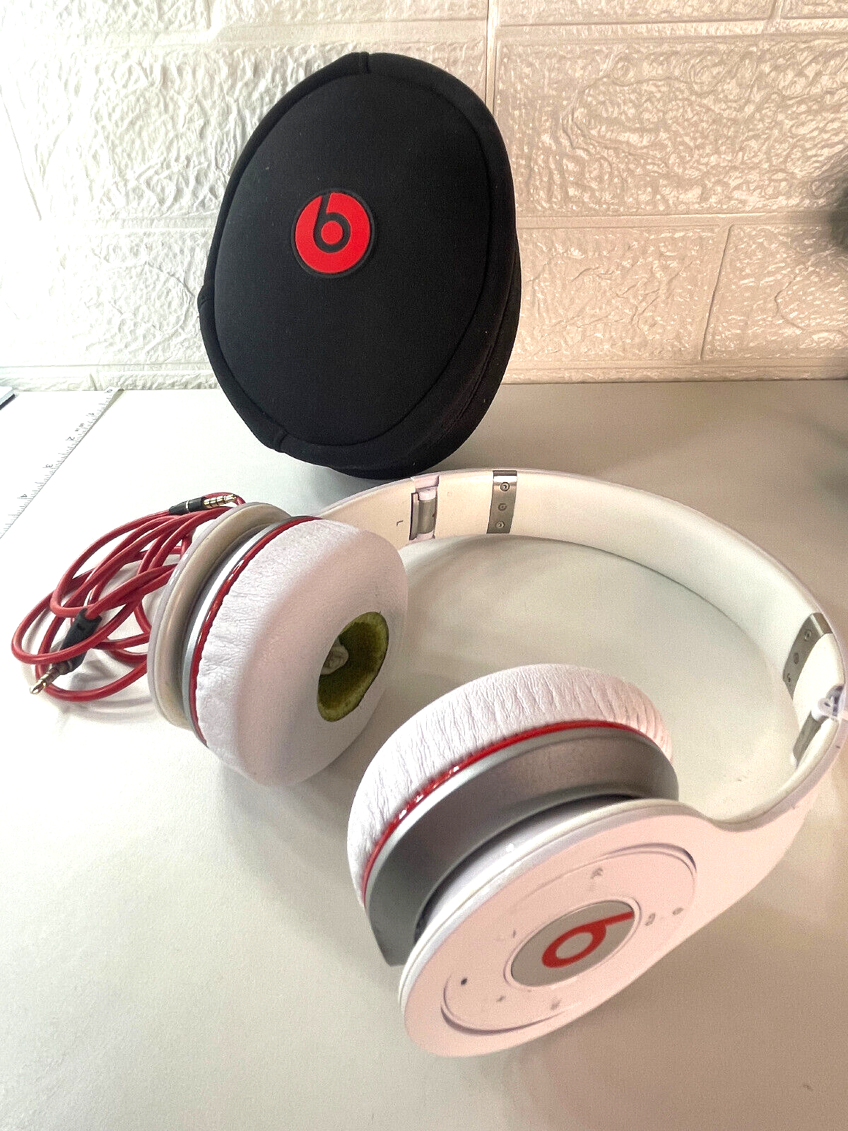 Primary image for Beats Studio (1st Generation) Wired Headphones with Case - White
