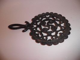 Vintage Black Cast Iron Trivet T 7 Tulip Round Flower &amp; Hearts - £11.95 GBP