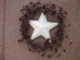  STW4 - White Star in Wreath with Berries  - £3.10 GBP