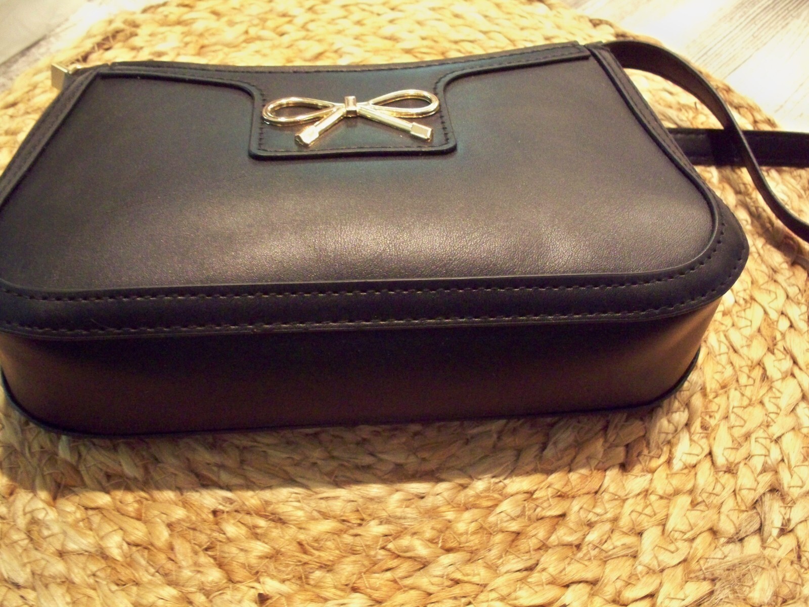 SMALL UNBRANDED LADY&#39;S HANDBAG BLACK ZIP CLOSED SHOULD STRAP BOW ON FRONT - $16.82