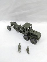 Miniature Military Vehicle With 2 Infantry Soldiers  - €13,75 EUR