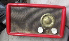 Vintage AIRLINE Tube Radio model 84-HA-1528 powers on painted Red - £42.88 GBP