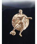 Vintage Gold Tone Football Player Tie / Lapel Pin - $394.11 MXN