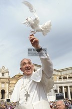 POPE FRANCIS WHITE PIGEON FLYING FROM HIS HAND 4X6 CATHOLIC PHOTO POSTCARD - £5.18 GBP