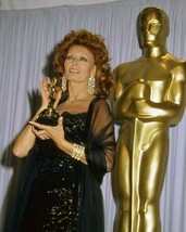 Sophia Loren holds her Honorary Academy Award 1991 poses for cameras 11x14 photo - £11.76 GBP