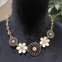 BB Baskin Brothers Black White Flowers Rhinestones &amp; Enamel Gold Tone Necklace - £22.73 GBP