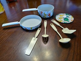 Vintage Child&#39;s Toy Tin Metal Pot Pan Lid &amp; Plastic Kitchen Utensils - 7 Pieces - £14.91 GBP