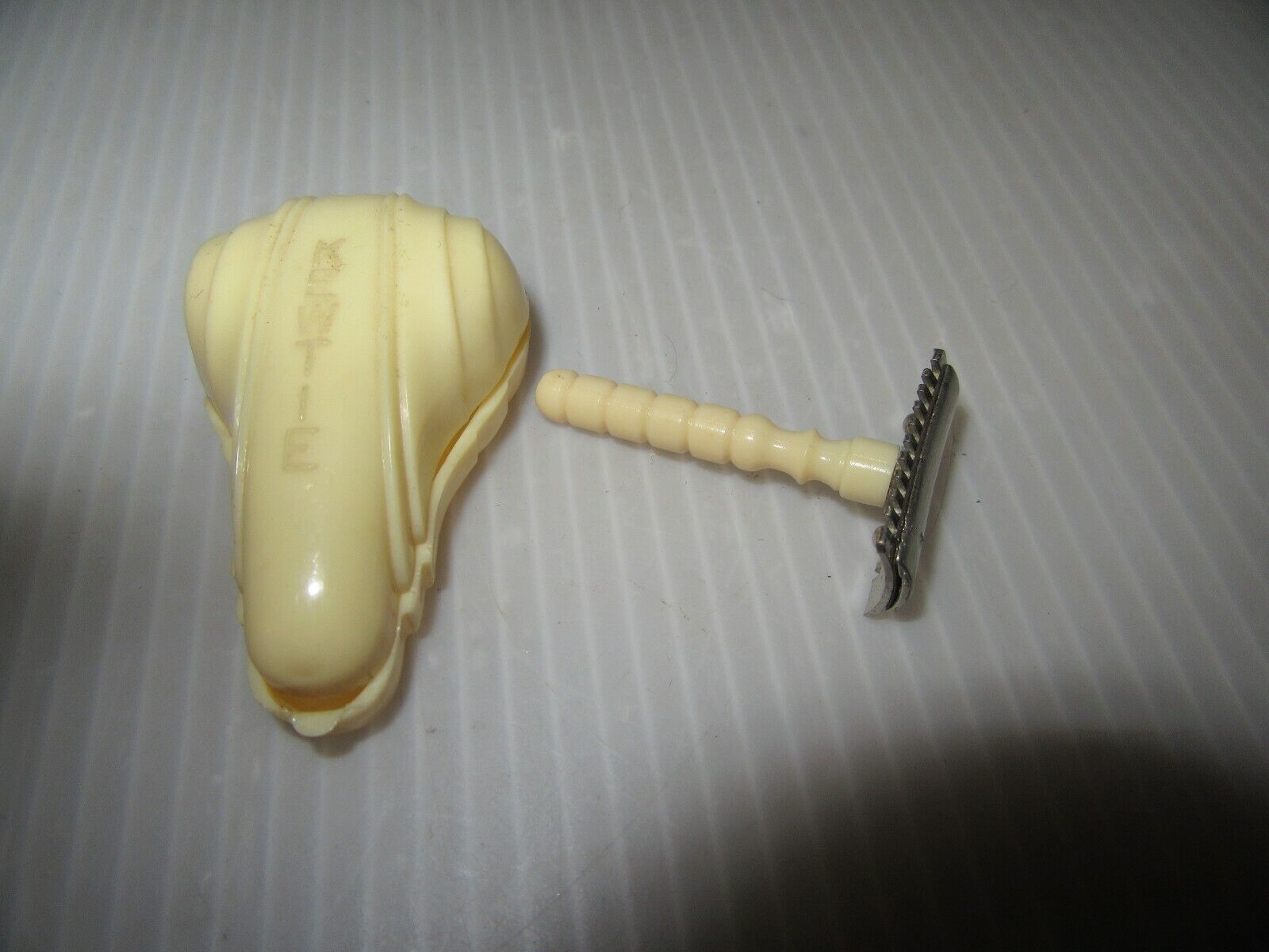 Vintage KEWTIE Mini Safety Razor With Hinged Case-Plastic Ivory Color-1 ... - $7.95