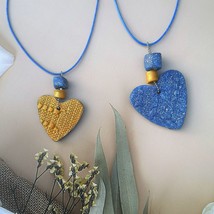 Collana con ciondolo a forma di cuore in ceramica blu e oro per donna,... - £48.07 GBP+