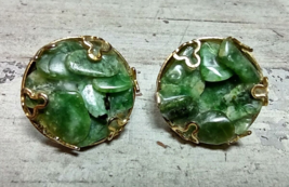 Vintage Gold Tone Jade Chip Stone Clip On Earrings Round MCM 3/4&quot; - £11.01 GBP