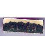 ALIEN  GREEN VINTAGE 1970&#39;s BUTTON WITH MOUNTAIN BACKGROUND BRASS METAL - €7,80 EUR