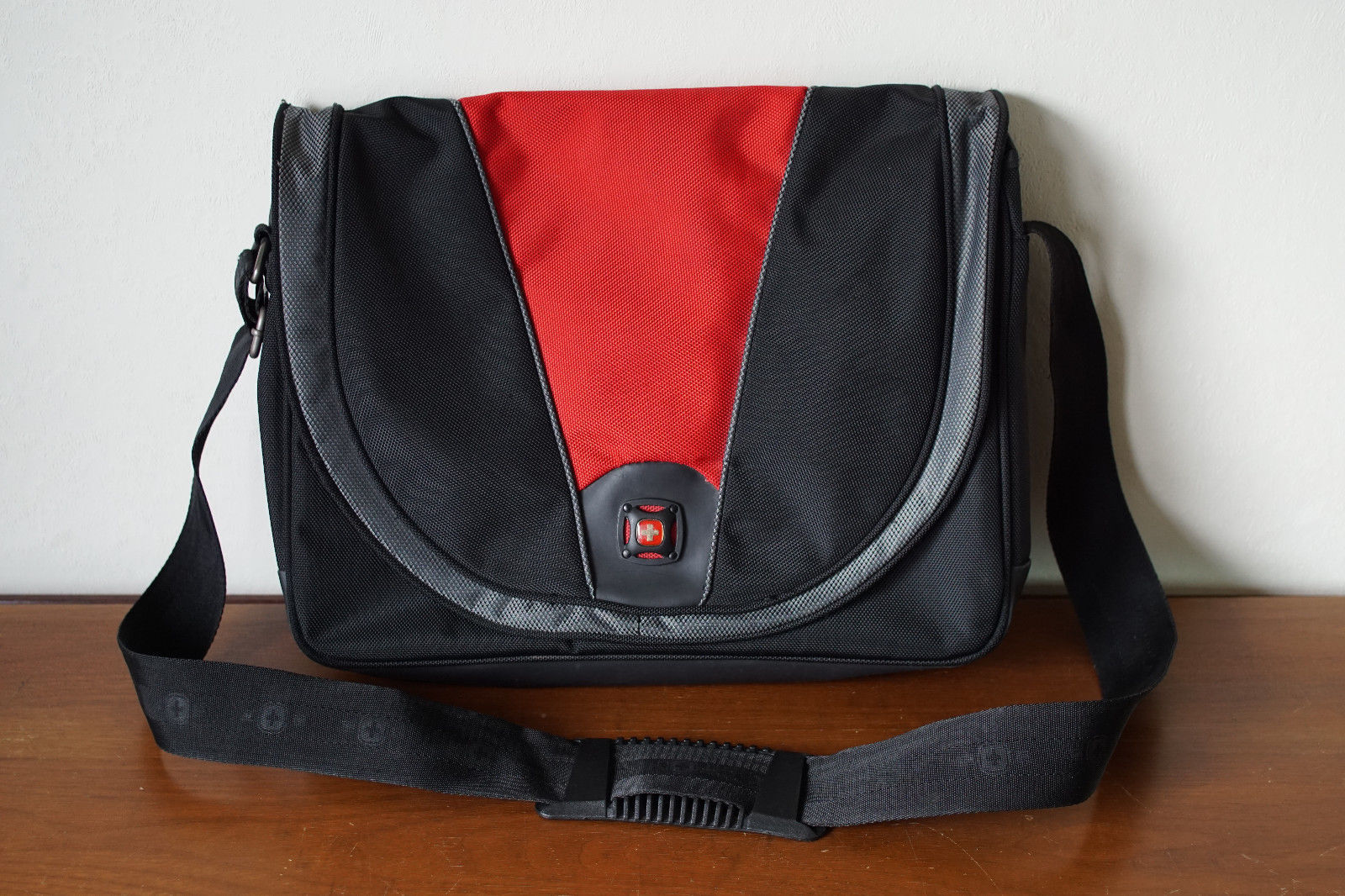 SwissGear Wenger Laptop Messenger Briefcase Bag Red / Black - $24.14