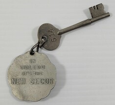 *B52) Vintage Secor Hotel Toledo Ohio Skeleton Room # 614 Key Metal Fob - $1,402.85 MXN