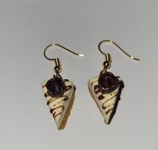 Chocolate Drizzle Cheesecake Earrings Gold Tone Wire Dessert Charm - £6.79 GBP