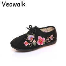 Retro Style Women Soft Cotton Fabric Flat Shoes Flower Embroidered Ladies Casual - £29.43 GBP