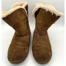 BearPaw 682W Abigail tan suede sheepskin lined women&#39;s size 8 boots - $308.63 MXN