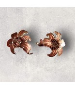 Vintage 1980&#39;s Cloisonne Enamel Gold Tone Pink Nude Peach Iris Earrings ... - $285.02 MXN