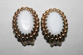 Vintage Oval Milk Glass Gold Tone Clip Earrings J252 - £14.05 GBP