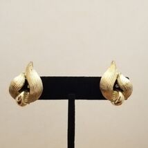 Vintage Star Gold Tone Screw Back Earrings – Textured Leaf Design - €7,73 EUR