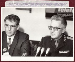 1993 Original Press Photo Lars Erik Wahlgren Cedric Thornberry UNPROFOR - £17.54 GBP