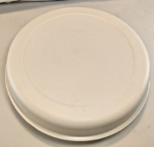 Vintage-Tupperware Serving Center Tray Almond Veggie 1665-3 With Lid 1666-1 USA - £15.70 GBP