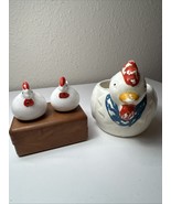 Vntg MCM MIC White Ceramic Hens Salt/Pepper ShakersTaiwanW/Hen Sponge/Pl... - €17,15 EUR