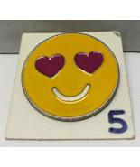Happy Face Emoji Love Heart Eyes 1 1/2&quot; Metal Pin - €4,31 EUR