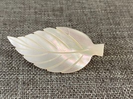 Vintage MOP Mother of Pearl Abalone Leaf Shaped Gold Tone Scarf Clip - £10.31 GBP