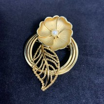 Vintage Gold Tone &amp; Faux Pearl Flower Brooch (2363) - £8.03 GBP