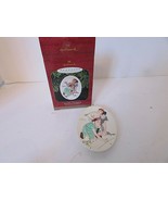 HALLMARK KEEPSAKE ORNAMENT 1997 NORMAN ROCKWELL ART MARBLES CHAMPION MIB - $91.65 MXN