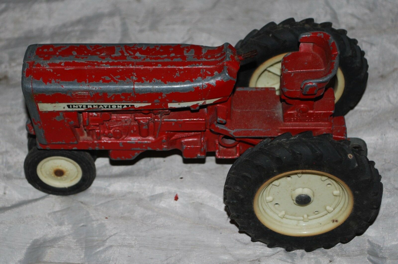 Vintage Toy ,ERTLE,,TRACTOR,INTERNATIONAL - $56.09