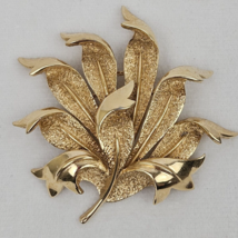 Vintage Crown Trifari Leaf Brooch Pin Shiny Textured Gold Tone Signed Excellent - £38.71 GBP