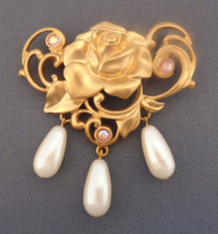 VTG 1990s Victorian Rose Brooch by Avon Dangle Teardrop Pearls Pink Rhinestone - £15.98 GBP