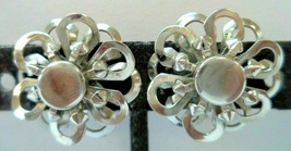 vintage flower silver tone screw earrings 7/8&quot; - £6.18 GBP