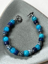 Aqua &amp; Dark Blue w Denim Swirl Plastic w Silvertone Spacer Bead Bracelet – 7.75 - £10.46 GBP