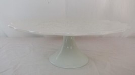 VINTAGE FENTON MILK GLASS SPANISH LACE PEDESTAL CAKE PLATE EUC RG66 - $639.33 MXN