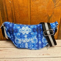Skinnydip London Sling Indigo Top Zip Nylon Crossbody Bag - $380.72 MXN