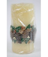 PIER 1 CREAM CHRISTMAS HOLIDAY CANDLE PILLAR PINE CONES HOLLY BERRIES NEW - €10,99 EUR