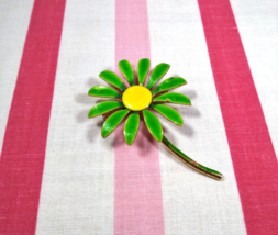 Sweet Mid Century Green &amp; Yellow Enamel Daisy Flower Stem Brooch With Ba... - £10.96 GBP