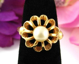 Avon Faux Pearl Flower Bloom Ring Vintage Goldtone Daisy Ring Guard &amp; Box Sz 7 - £13.44 GBP