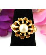 AVON Faux PEARL FLOWER Bloom RING Vintage Goldtone Daisy Ring Guard & Box Sz 7 - £13.44 GBP